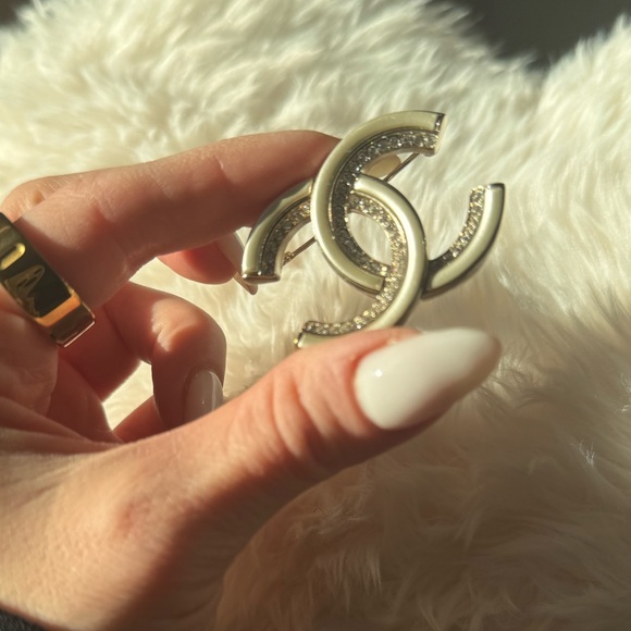 CHANEL CC Brooch / Pin – Champagne Gold with Crystals - Picture 6 of 10